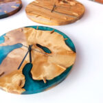 เรซิ่นผสานไม้ ราคาเท่าไร? แนะนำวิธีทำโต๊ะเรซิ่นผสานไม้ 5 6.นาฬิกาจากไม้และอีพ็อกซี่เรซิ่น