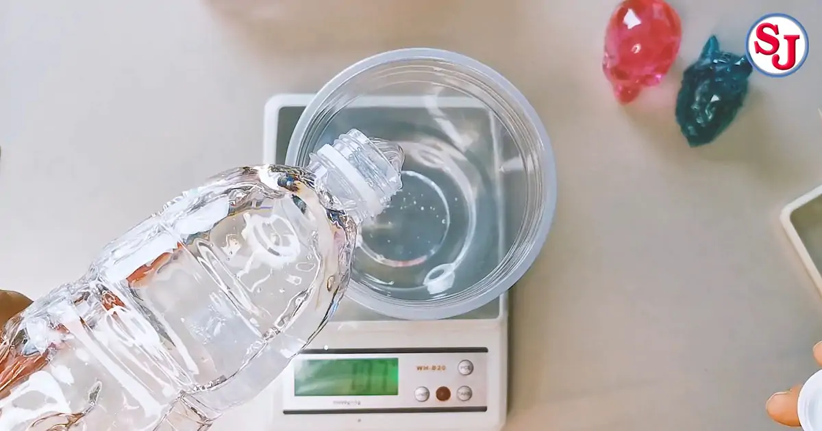 การหล่อเรซิ่นใส 1 ขั้นตอนที่ 3 ผสมเรซิ่นใส การหล่อเรซิ่นใส