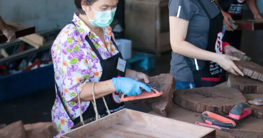 เรซิ่นอีพ็อกซี่คืออะไร? ทำความรู้จักเรซิ่นงานไม้ 2 เรซิ่นผสานไม้ ราคาเท่าไร_ แนะนำวิธีทำโต๊ะเรซิ่นผสานไม้ (4)