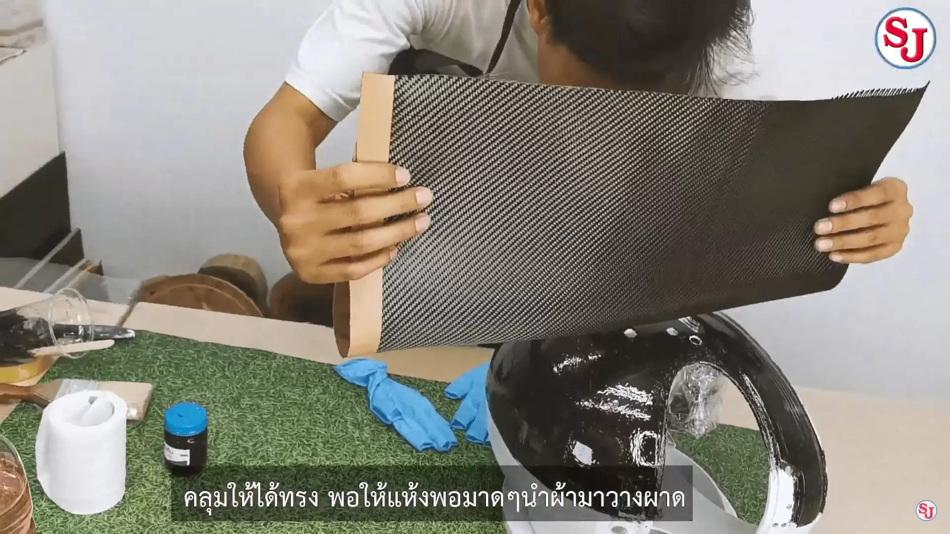 วิธีหุ้มหมวกกันน็อคคาร์บอนแท้ ง่าย ๆ 6 6.พอน้ำยาเรซิ่นมีความหนืด ให้คลุมผ้าคาร์บอนให้ได้ทรงตามหมวกกันน็อค